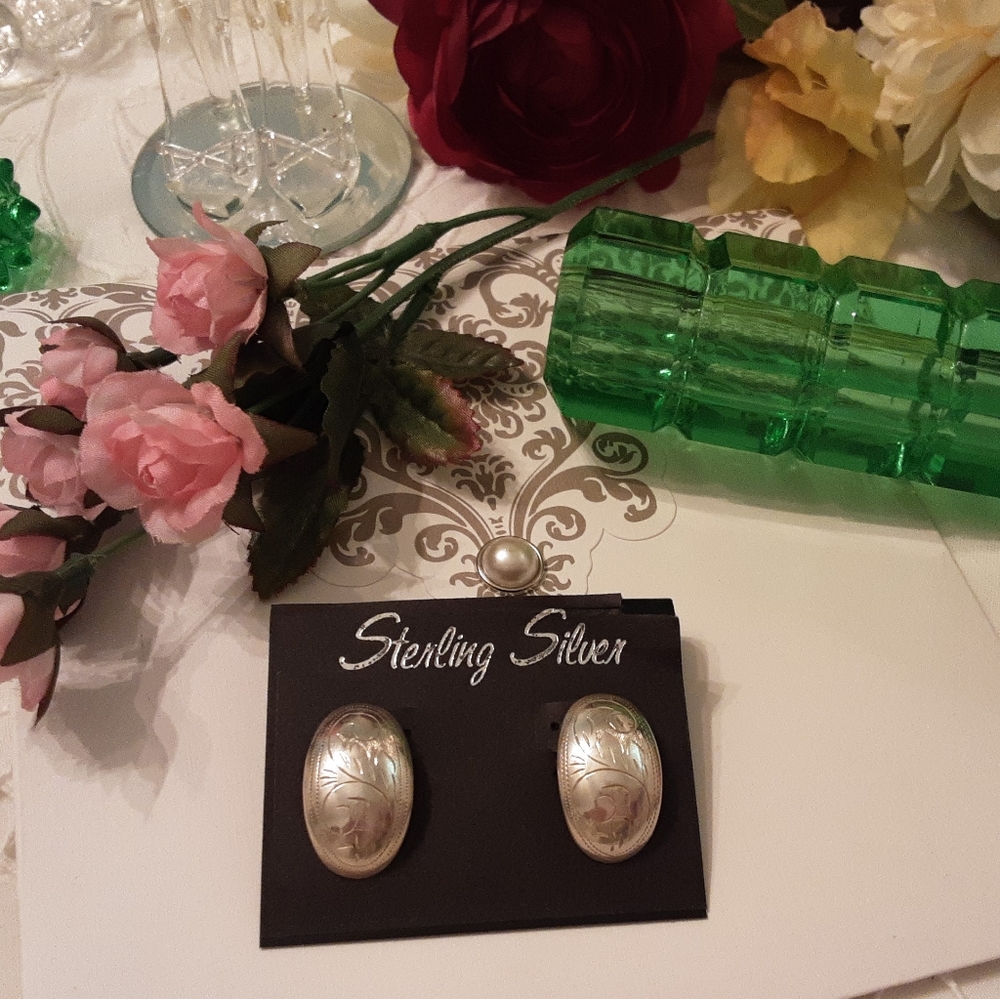 BEAUTIFUL, VTG. J&M DESIGNS, STERLING DIAMOND CUT SCROLLED OVAL POST EARRINGS